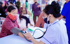 Vượt nắng mưa, b&#225;c sĩ kh&#225;m miễn ph&#237; cho hơn 2.000 người v&#249;ng thi&#234;n tai