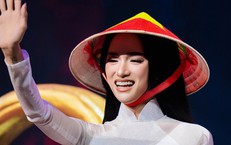 Trọn vẹn khoảnh khắc Hương Giang tỏa s&#225;ng trong t&#224; &#225;o d&#224;i trắng tại Miss Universe 2025