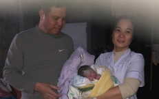 Nh&#226;n vi&#234;n y tế vượt đ&#234;m mưa r&#233;t hỗ trợ sản phụ đẻ rơi an to&#224;n