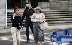 Gi&#243; m&#249;a tr&#224;n về, người d&#226;n co ro xuống phố