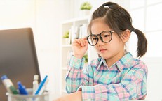 Đeo k&#237;nh cận sai c&#225;ch sẽ nguy hại như thế n&#224;o?