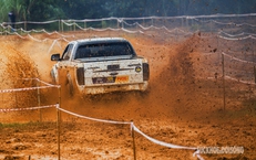 Đội mưa xem &#244; t&#244; địa h&#236;nh &#39;c&#224;y đường, x&#233; b&#249;n&#39; ở Đồng M&#244;