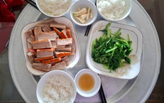 M&#226;m cơm l&#232;o t&#232;o rau xanh v&#236; gi&#225; đắt đỏ