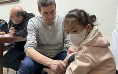 Thăm kh&#225;m, phẫu thuật cho nhiều bệnh nhi mắc dị tật ch&#234;nh lệch chiều d&#224;i chi