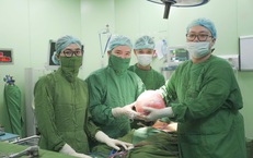 Phẫu thuật khối u nang buồng trứng nặng 6kg cho người phụ nữ 56 tuổi