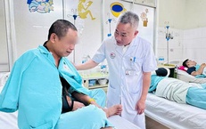 Y b&#225;c sĩ t&#250;c trực điều trị tốt nhất cho người d&#226;n bị ảnh hưởng mưa lũ