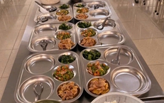 H&#224; Nội r&#224; so&#225;t to&#224;n bộ quy tr&#236;nh tổ chức bữa ăn b&#225;n tr&#250; cho học sinh