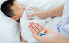 Trẻ d&#249;ng kh&#225;ng sinh sớm c&#243; dễ tăng c&#226;n qu&#225; mức?