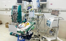 Cứu sống trẻ sơ sinh bị sốc nhiễm khuẩn do vi&#234;m ph&#250;c mạc, thủng ruột