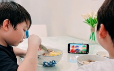 &#201;p trẻ ăn l&#224;m rối loạn ti&#234;u h&#243;a v&#224; h&#224;nh vi ăn uống