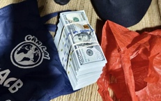 Nhận h&#224;ng cứu trợ b&#227;o lũ, ph&#225;t hiện gần 2.000 USD trong t&#250;i đồ