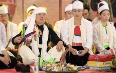 Xem b&#224; Mo thực hiện nghi lễ &quot;Ăn Trường&quot; linh thi&#234;ng của người Mường