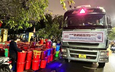 L&#253; do người Huế d&#249;ng th&#249;ng nhựa đựng h&#224;ng cứu trợ gửi b&#224; con v&#249;ng lũ