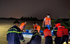 Giải cứu nhiều người mắc kẹt giữa s&#244;ng do nước lũ d&#226;ng cao