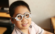 Trẻ kh&#244;ng than mờ mắt nhưng c&#243; thể mất thị lực vĩnh viễn do nhược thị