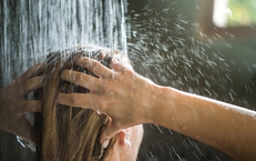 V&#236; sao gội đầu bằng nước n&#243;ng lại g&#226;y rụng t&#243;c? B&#225;c sĩ chỉ c&#225;ch gội đầu đ&#250;ng