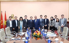 Thứ trưởng Trần Văn Thuấn l&#224;m việc với đo&#224;n c&#244;ng t&#225;c Bộ Ch&#226;u &#194;u v&#224; Ngoại giao Ph&#225;p