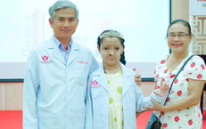 C&#244; b&#233; 10 tuổi vượt qua 8 lần can thiệp mạch m&#225;u n&#227;o, mơ ước kho&#225;c &#225;o blouse trắng