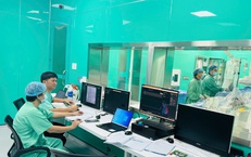 Bệnh viện Trung ương Huế hỗ trợ c&#225;n bộ, vi&#234;n chức bị ảnh hưởng bởi mưa lũ