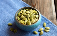 8 loại hạt gi&#224;u magie n&#234;n ăn để gi&#250;p ngủ ngon