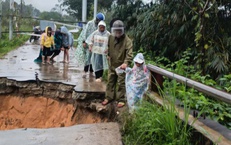 Mưa lũ l&#224;m sập mố cầu, c&#244;ng an x&#227; hỗ trợ học sinh đến trường