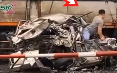 T&#224;i xế tho&#225;t chết thần kỳ như phim, tự chui ra từ &#244; t&#244; bị &#39;v&#242; n&#225;t&#39; sau va chạm giao th&#244;ng