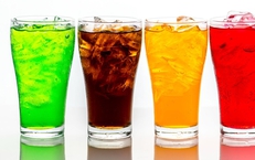 4 loại đồ uống &#226;m thầm g&#226;y hại thận v&#224; lựa chọn thay thế an to&#224;n