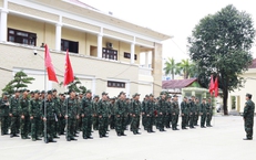 Bộ đội thần tốc v&#224;o v&#249;ng lũ gi&#250;p d&#226;n dựng nh&#224; mới trước Tết