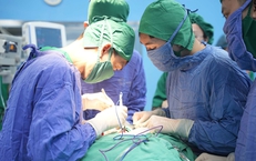 Chủ quan kh&#244;ng t&#225;i kh&#225;m định kỳ, thanh ni&#234;n mắc u tuyến gi&#225;p x&#226;m lấn, di căn