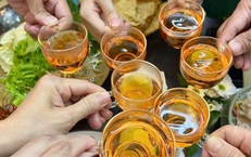Lôi kéo, xúi giục người khác uống rượu bia có thể bị phạt tiền
