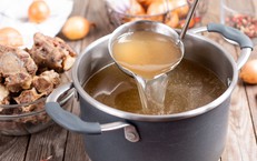 Nước hầm xương có thực sự giàu collagen và tốt như lời đồn?