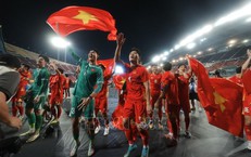 Các cầu thủ U22 Việt Nam hân hoan chia vui với người hâm mộ