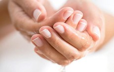 Ra mồ hôi tay chân nhiều cảnh báo những bệnh lý nào?