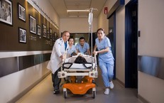 Can thiệp tim mạch khẩn cấp cứu sống ca nhồi máu cơ tim tối cấp chuyển đến từ giàn khoan