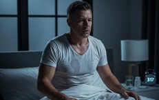 Cơn ác mộng thầm lặng: Nóng bừng và vã mồ hôi ban đêm ở nam giới trung niên