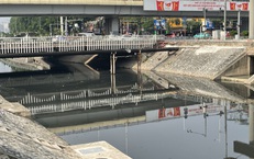 Nước s&#244;ng T&#244; Lịch bất ngờ chuyển m&#224;u đen đặc