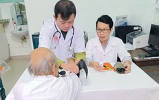 600 người dân Huế được bác sĩ quân y khám, tư vấn sức khỏe miễn phí