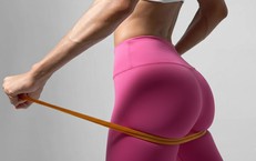 4 bài tập đứng giúp ngăn ngừa mông chảy xệ nhanh sau tuổi 45