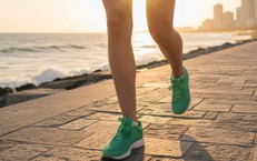 Đi bộ nhiều có làm chân to ra không?