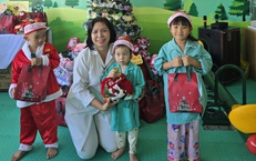 Giáng sinh ấm áp cho bệnh nhi ở BVĐK Khánh Hòa