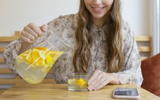 Điều gì xảy ra với thận khi bạn uống nước chanh ấm mỗi sáng?