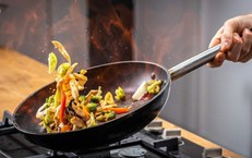 Vì sao dùng mỡ lợn chiên xào lại ngon hơn dầu ăn?