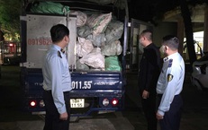 Xe tải chở hơn 3 tấn xương lợn bốc mùi bị chặn lại ở Ninh Bình