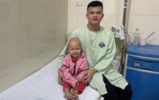 Con trai 3 tuổi bị ung thư, người cha đơn thân nghèo khó mong sự giúp đỡ từ cộng đồng