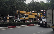 Xe cẩu 'chui' không lọt cầu vượt Thái Hà, húc đổ thanh hạn chế chiều cao, xe máy bị vạ lây