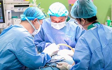 U nang bạch huyết vùng cổ đe doạ tính mạng bé gái chỉ sau 1 đêm