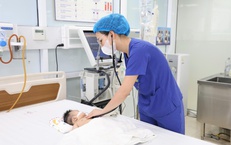 B&#233; g&#225;i 2 th&#225;ng tuổi suy h&#244; hấp, vi&#234;m phổi nặng do RSV