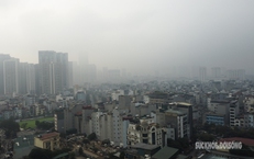 T&#242;a nh&#224; cao tầng &#39;biến mất&#39; sau lớp m&#249; d&#224;y đặc