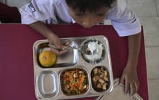 B&#224;i học đắt gi&#225; từ Indonesia: Hệ lụy khi bu&#244;ng lỏng quản l&#253; bữa ăn học đường