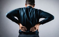 Đau v&#249;ng thắt lưng &#226;m ỉ k&#233;o d&#224;i, coi chừng vi&#234;m&#160;cột&#160;sống&#160;d&#237;nh&#160;khớp